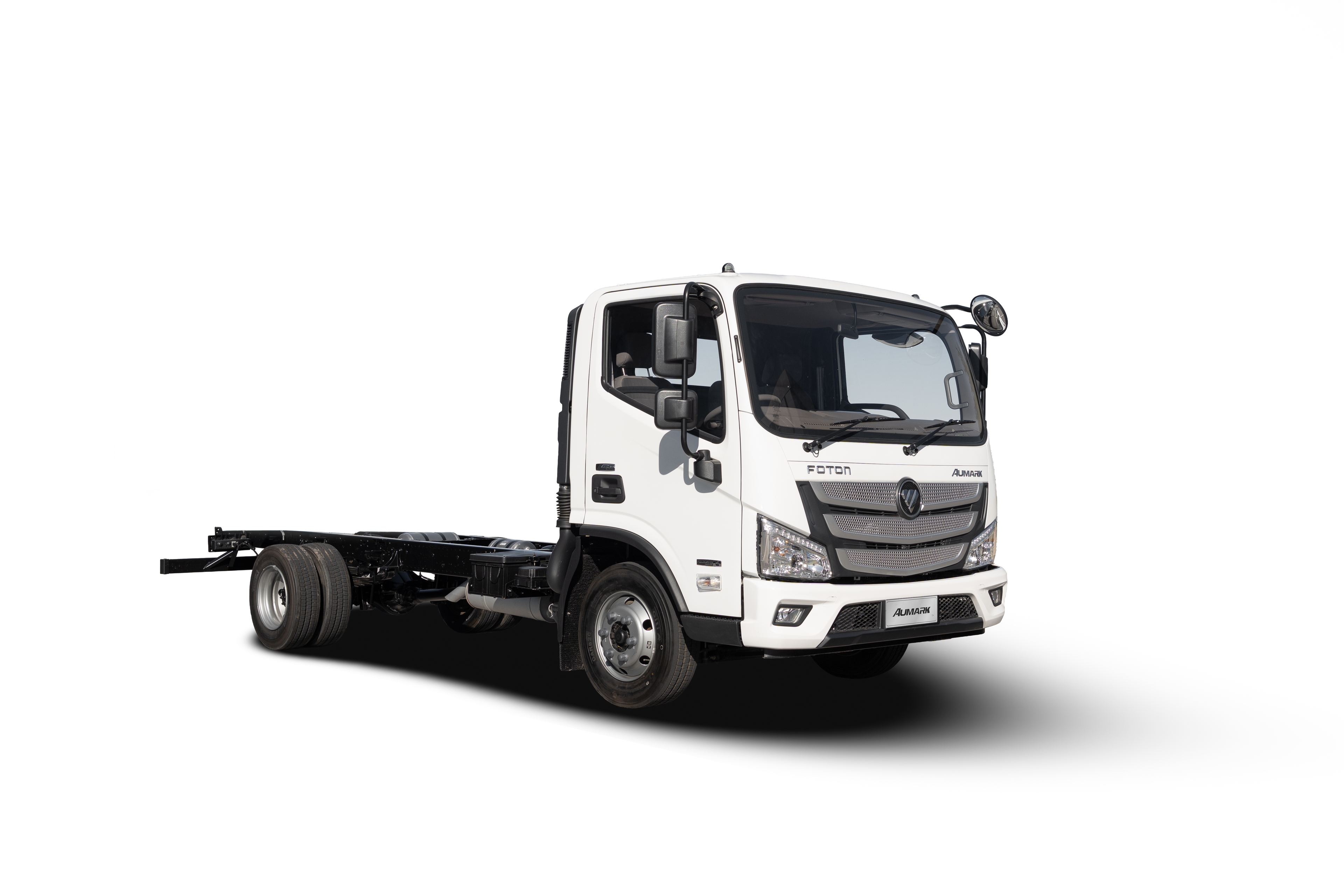 White Foton Aumark 5 156 MT front three-quarter view